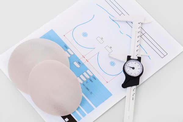 Planilha com medidas de paciente para implante de silicone nas mamas