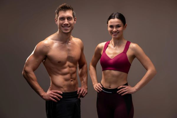 Homem e mulher com abdomens definidos por lipo HD